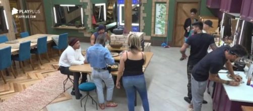 Netto e Lucas discutem na cozinha. (Reprodu&ccedil;&atilde;o/RecordTV)