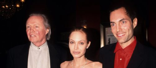 Angelina Jolie posa ao lado do pai Jon Voight e do irm&atilde;o mais velho James Haven. (Arquivo Blasting News)