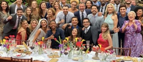 Grava&ccedil;&atilde;o e comemora&ccedil;&atilde;o do encerramento da novela com casamento de Maria da Paz e Amadeu. (Reprodu&ccedil;&atilde;o/Instagram/@julianapaes)