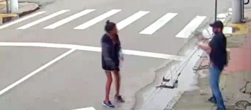 Momentos antes do homem sacar a arma e disparar contra moradora. (Reprodu&ccedil;&atilde;o/TV Globo))