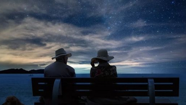 Oroscopo 22 novembre: soldi in aumento per i Gemelli, Scorpione stressato