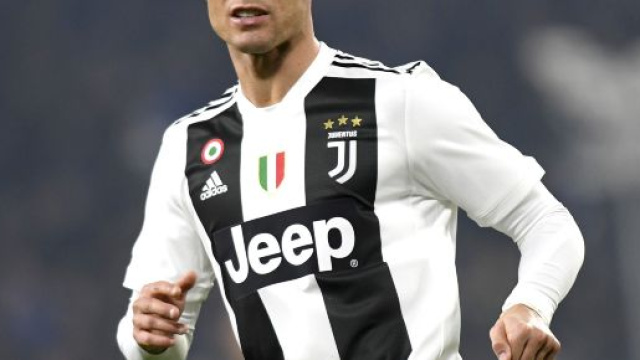 Cristiano Ronaldo accolto con sorrisi alla Continassa.