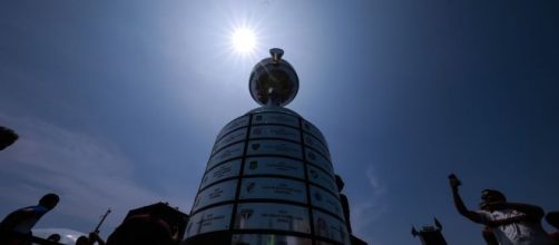 Um dos times erguer&aacute; esta ta&ccedil;a. (Arquivo Blasting News)