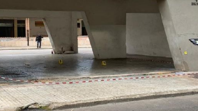 Brindisi, spari davanti ad una scuola e ad un mercato: le telecamere hanno ripreso la scena.