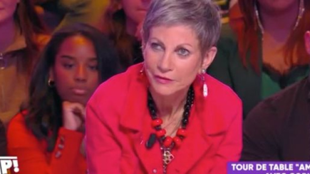Isabelle Morini-Bosc raconte sur le plateau de TPMP qu'elle a d&eacute;j&agrave; &eacute;t&eacute; agress&eacute;e au couteau par un fan. Image : &copy; Touche Pas &agrave; Mon Poste