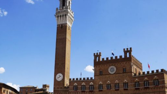 Una donna si butta dalla Torre del Mangia a Siena: in rete il video della tragedia, la Procura indaga