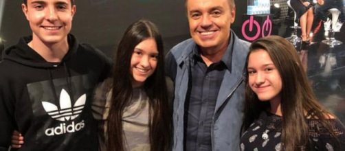 Julio Iglesias sentiu bastante a morte do apresentador brasileiro. (Arquivo Blasting News)