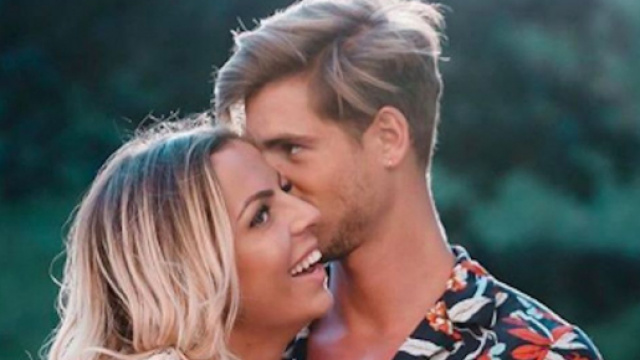 Hillary annonce sa grossesse dans un post Instagram. Credit: Instagram/hillaryoff