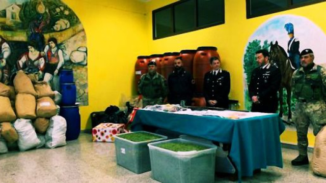 La droga, le armi e le munizioni sono state recuperate dai Carabinieri.