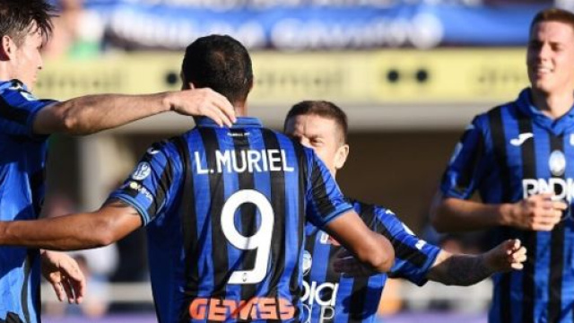 Luis Muriel festeggia con i propri compagni di squadra dell'Atalanta