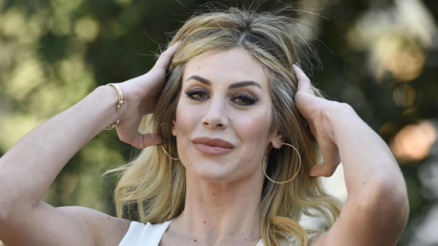 Paola Caruso, ospite a Domenica Live ha spiegato che ha lasciato Moreno perch&eacute; era interessato solo alla fama.