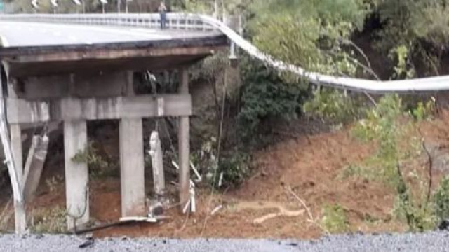 Savona, crolla viadotto sulla A6 a causa del maltempo