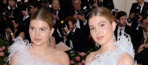Las hijas gemelas de Julio Iglesias, Cristina y Victoria, en la alfombra roja de la Gala MET.
