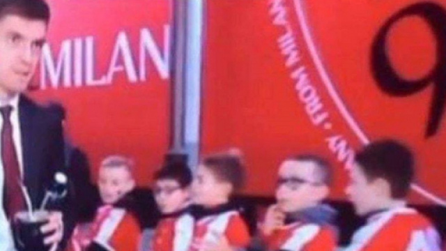 Piatek ignora giovani bambini rossoneri.