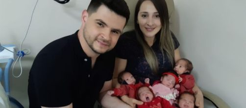 Primeira foto da fam&iacute;lia dos qu&iacute;ntuplos reunida ap&oacute;s os beb&ecirc;s deixarem a UTI. (Arquivo Blasting News)