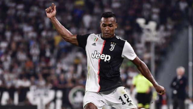Juventus-Sassuolo: Alex Sandro scalda i motori, Douglas Costa fuori dai giochi