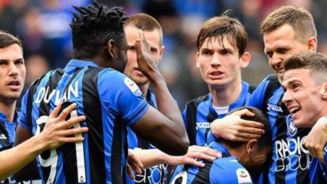 L'Atalanta festeggia i tre punti contro la Dinamo