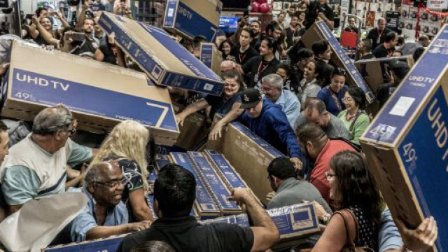 Le scene che si vivono, negli USA, durante il giorno del Black Friday
