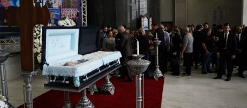 Corpo de Gugu est&aacute; sendo velado na ALESP. (Arquivo Blasting News)