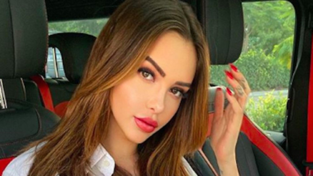 Nabilla reprend les affaire en affichant sa nouvelle gamme de rouge &agrave; l&egrave;vres dans la voiture de Thomas Vergara. Credit: Instagram/nabilla