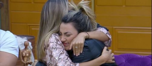As duas se despediram sob forte emo&ccedil;&atilde;o em 'A Fazenda'. (Arquivo Blasting News)