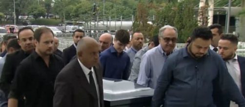 Filho de Gugu ajudou a carregar caix&atilde;o do pai. (Reprodu&ccedil;&atilde;o/Record TV)