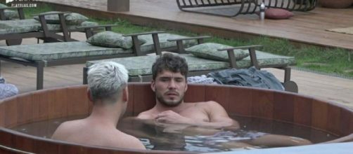 Lucas Viana conversa com Viny em "A Fazenda". (Reprodu&ccedil;&atilde;o/RecordTV)