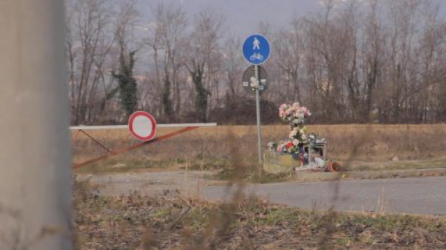 L'altarino dedicato a Yara, presso il campo di Chignolo (@martamigliardi)