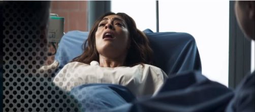 Maria da Paz &eacute; levada &agrave;s pressas para o hospital. (Reprodu&ccedil;&atilde;o/Gshow)