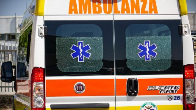 Lecce, donna 47enne precipita dal terrazzo di casa: forse gesto volontario.