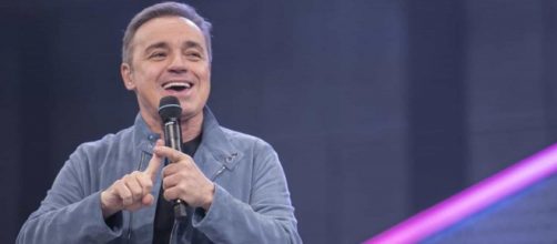 Urna com o corpo de Gugu foi em carro de Bombeiros ao Geths&ecirc;mani. (Reprodu&ccedil;&atilde;o/Record TV)