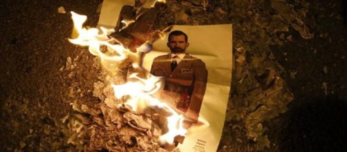 Dos im&aacute;genes de Felipe VI arden en la Avenida Diagonal de Barcelona. / ALBERT GARCIA