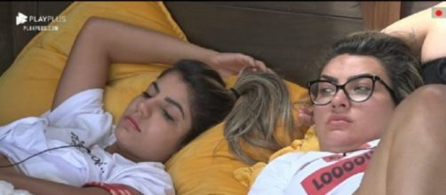 Hariany e Thayse conversam em 'A Fazenda 11'. (Reprodu&ccedil;&atilde;o/RecordTV)