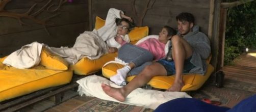 Lucas e Hariany pediram para Thayse parar de insistir em falar sobre namoro deles. (Reprodu&ccedil;&atilde;o/Record TV)