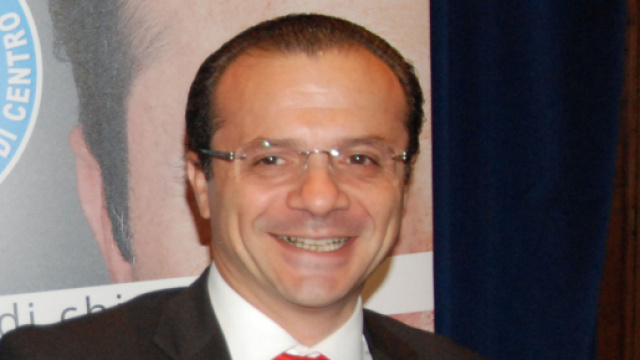 Il sindaco di Messina Cateno De Luca dichiara di avere la leishmaniosi