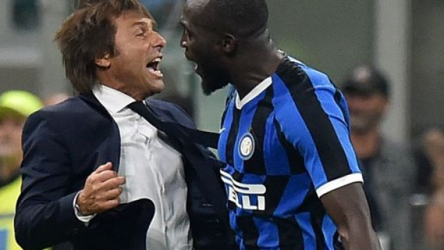 Lukaku esulta con Antonio Conte