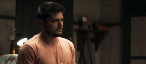 Bernardo &eacute; pego usando o computador da dona da f&aacute;brica. (Reprodu&ccedil;&atilde;o/TV Globo)