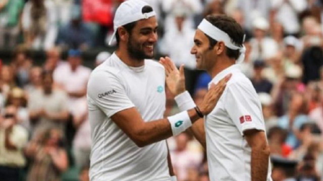Matteo Berrettini e Roger Federer al termine del match disputato all'ultimo torneo di Wimbledon