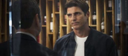 Amadeu e R&eacute;gis disputam o amor de Maria da Paz em 'A Dona do Peda&ccedil;o'. (Reprodu&ccedil;&atilde;o/TV Globo)