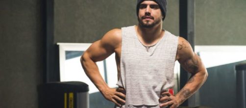 Caio Castro vive Rock, em 'A Dona do Peda&ccedil;o'. (Reprodu&ccedil;&atilde;o/TV Globo)