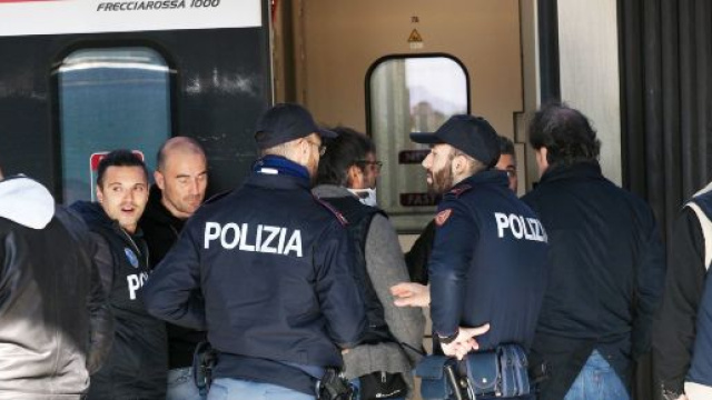 Bologna, due persone accoltellate in treno: gravi. Preso l ... - corriere.it