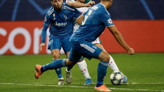 Douglas Costa manda agli ottavi la Juve