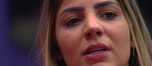 Hariany tenta provocar Lucas e ele pede para ela parar de passar vergonha. (Reprodu&ccedil;&atilde;o/Record TV))