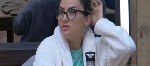 Thayse Teixeira entrou de roup&atilde;o no banheiro reservado pela quarta vez, e deixou pe&otilde;es 48 horas sem &aacute;gua encanada. (Reprodu&ccedil;&atilde;o/RecordTV)