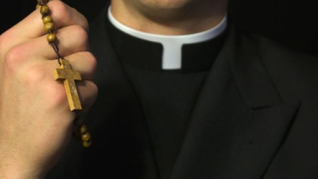 Prete coinvolto in abusi, perde la vita in Francia