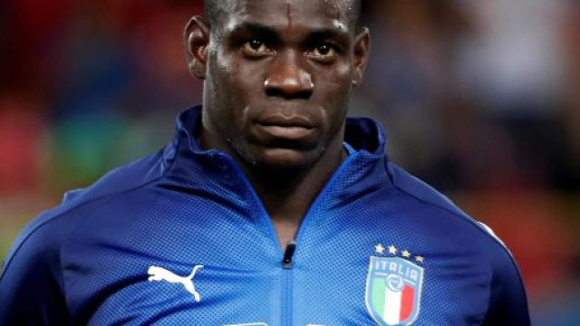 Balotelli, i suoi complimenti a Douglas Costa per il gol contro il Lokomotiv Mosca.