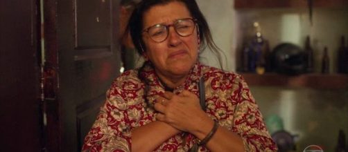 Lurdes fica incr&eacute;dula com reca&iacute;da do suposto filho Sandro em 'Amor de M&atilde;e'. (Arquivo Blasting News)