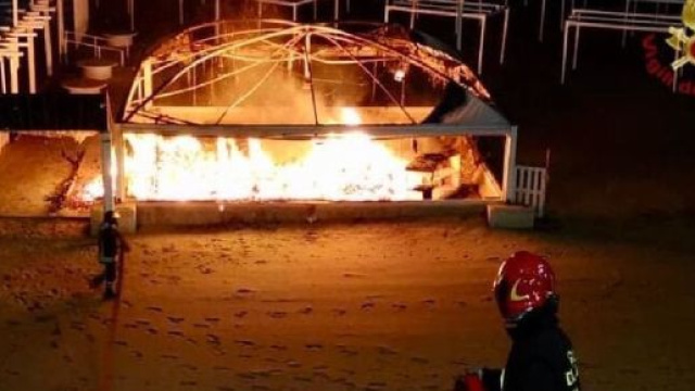 Brindisi, incendio al lido Gogo di Campo di Mare: distrutto un gazebo