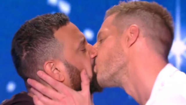 Cyril Hanouna et Matthieu Delormeau se sont embrass&eacute;s sur le plateau de TPMP. Credit: Capture d'&eacute;cran C8