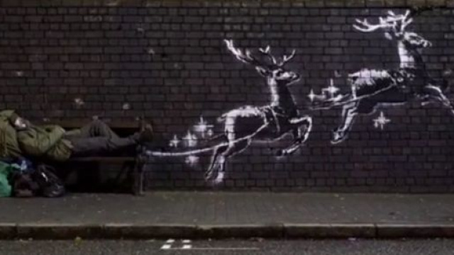 Il senzatetto diventa Babbo Natale: la performance di Banksy a Birmingham